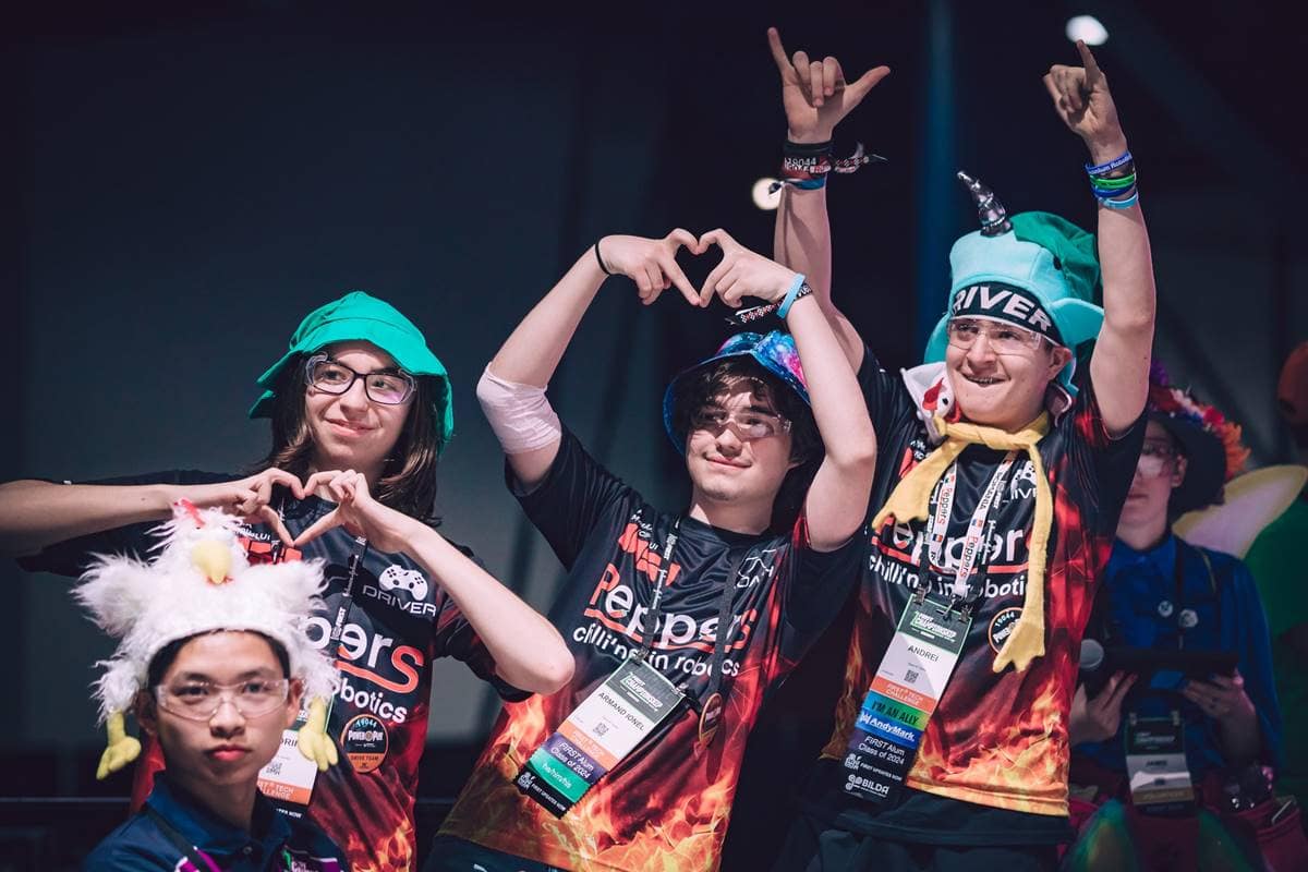 4 echipe de elevi romani pe podiumul campionatului mondial de robotica first din sua 2 min