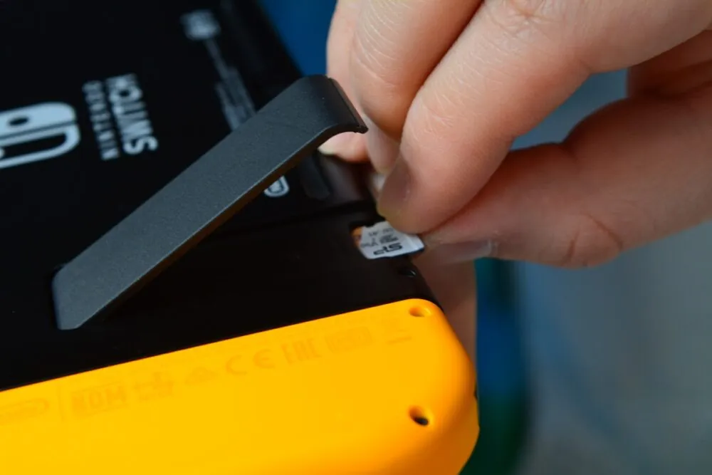 insertion of the card 1000w 667h.jpg