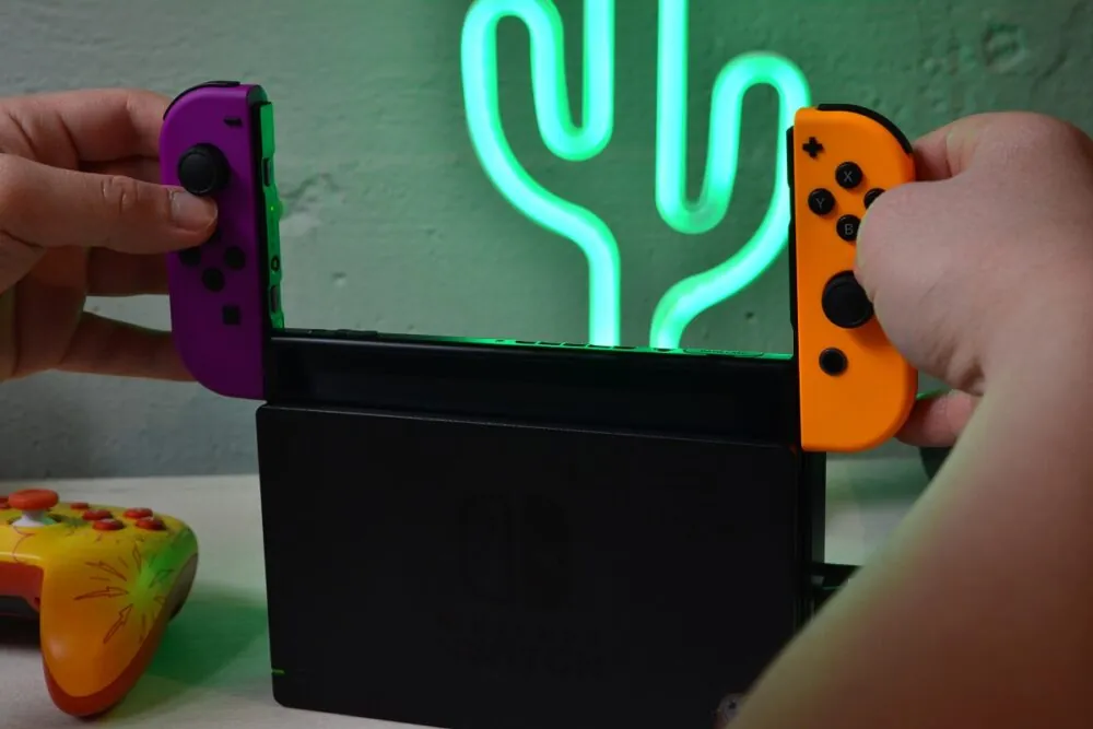 stick the joycons on it 1000w 667h.jpg