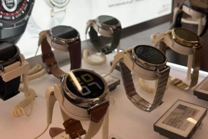 stand smartwatch1 1 67a1104941a69