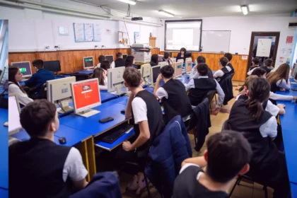 fotografie 1 lectie pilot program siguranta ai la un liceu din onesti 68a8924cd6b6d