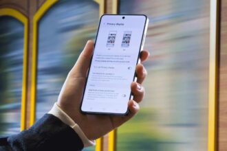 016 lifesytle galaxy s26ultra cobaltviolet privacy display trambooth