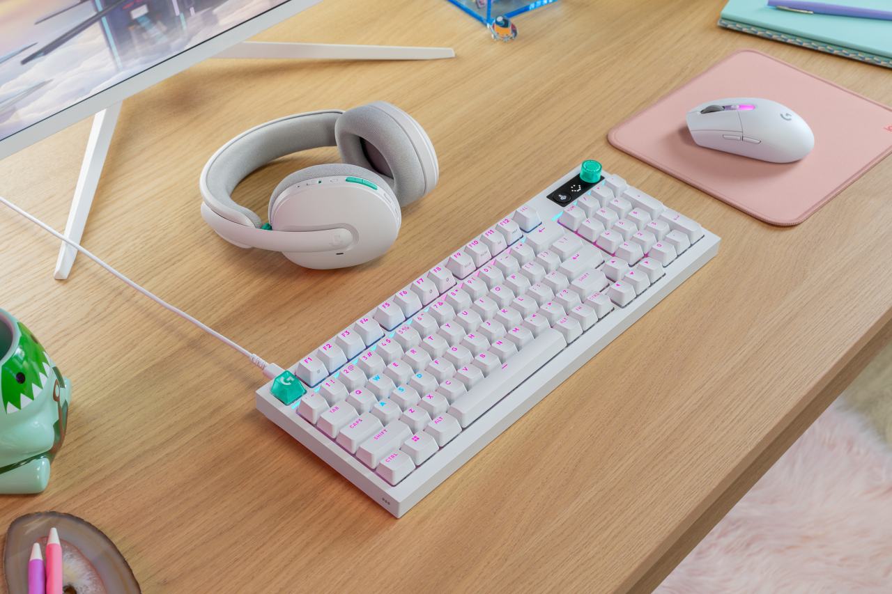 g316 x 98 g305 x superlight g325 envr white desk setup alt